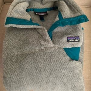 Excellent Condition! Patagonia fleece pullover Women’s size Small. Gray and Teal